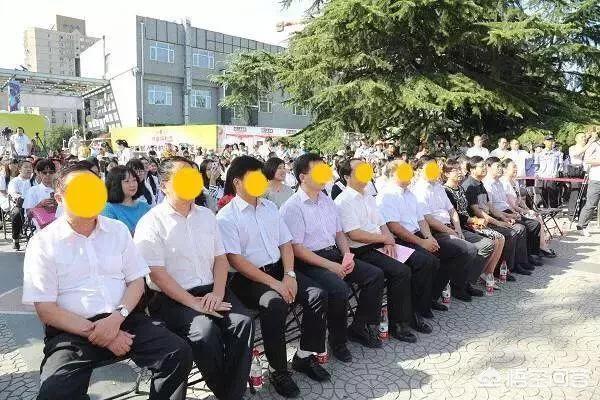 男士上身穿短袖衬衫时,该不该塞进裤子里?