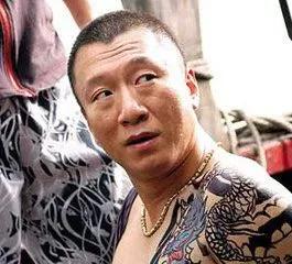 男士佩戴金链子,手链,土不土?
