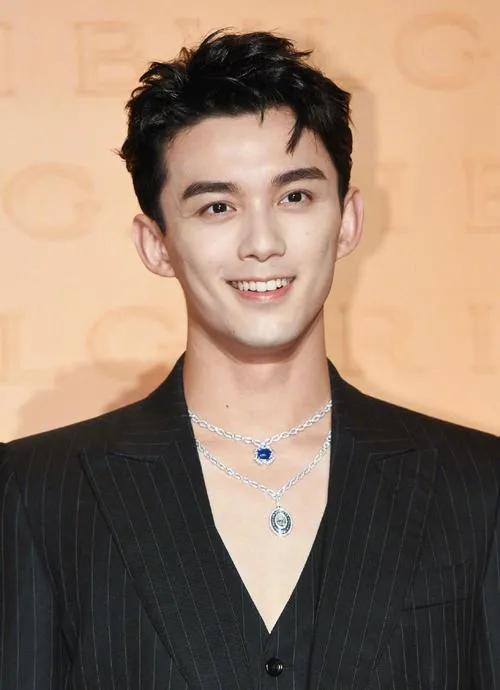 男士佩戴金链子,手链,土不土?