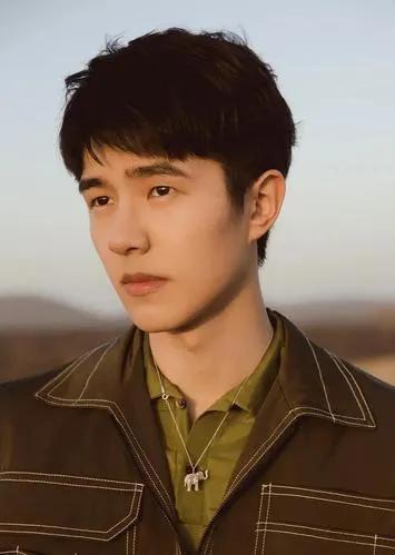 男士佩戴金链子,手链,土不土?