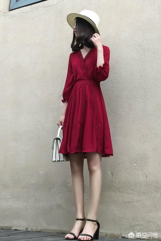 红色的连衣裙可以搭配什么颜色的高跟鞋?
