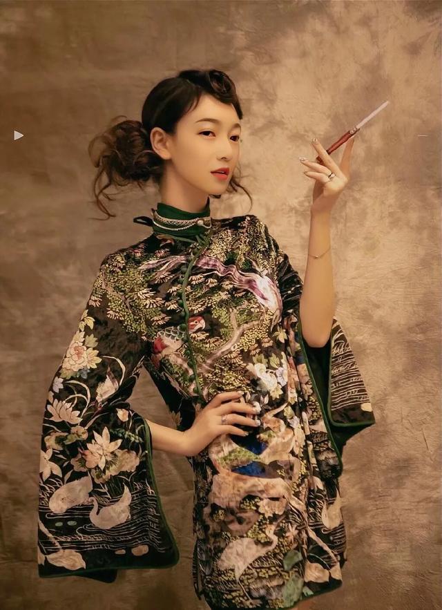 女人买衣服时明明很喜欢,可到穿的时候又觉得丑,为什么?