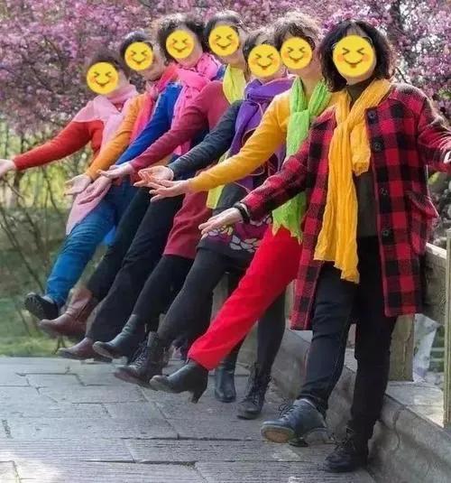 人为什么年龄大了喜欢穿鲜艳的衣服?