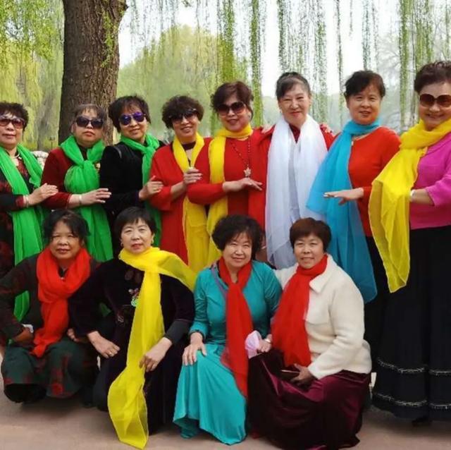 人为什么年龄大了喜欢穿鲜艳的衣服?