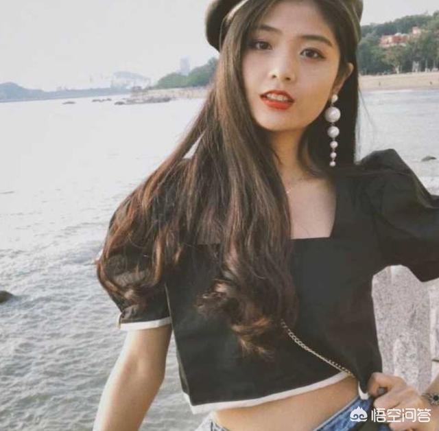 脸大的女生适合穿什么上衣?