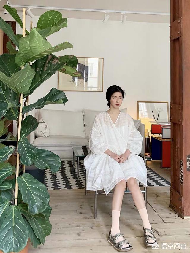 脸大的女生适合穿什么上衣?