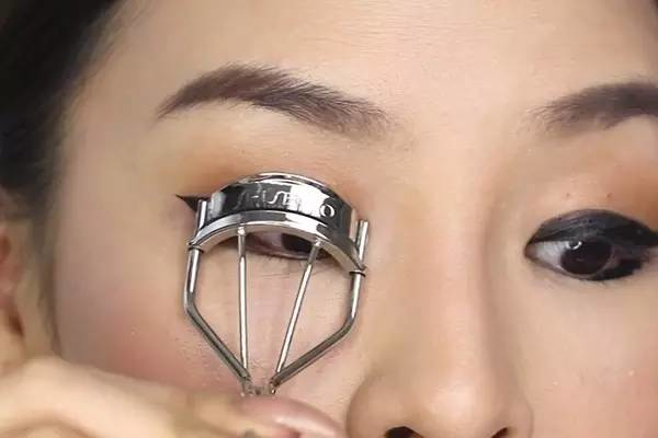怎么化妆显得眼睛大 怎么化妆眼睛大