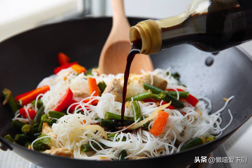 蒸鱼豉油先放还是后放 蒸鱼豉油怎么用