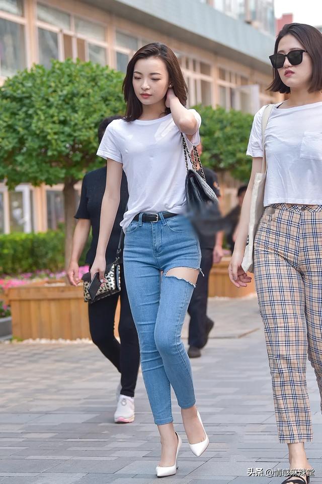 现在的有些女孩子为什么喜欢穿破洞牛仔裤？