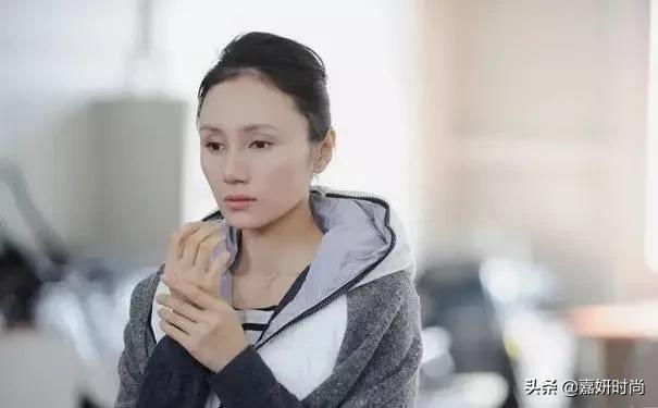 塌鼻梁的女生适合什么长度的头发？配什么刘海可以修饰一下脸型呢？