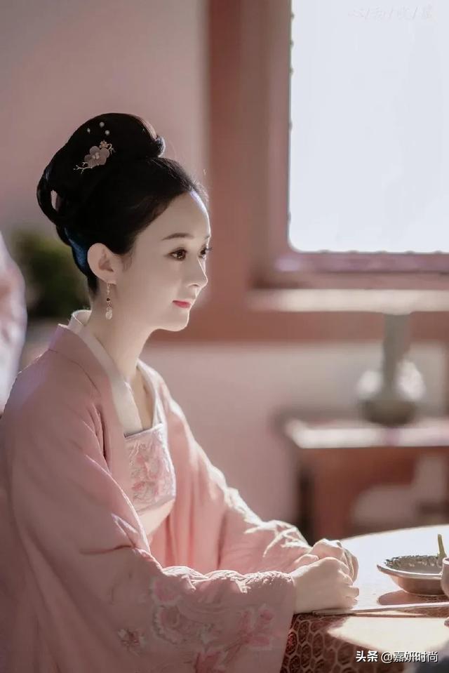 塌鼻梁的女生适合什么长度的头发？配什么刘海可以修饰一下脸型呢？
