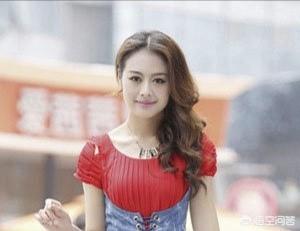 方脸、脖子短并且肩宽适合什么发型?