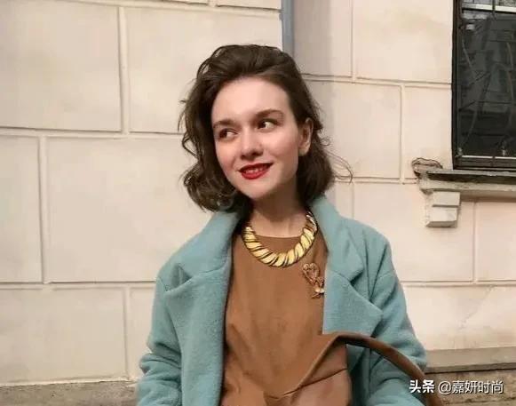 方脸、脖子短并且肩宽适合什么发型?
