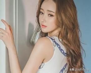 小白鞋、牛仔裤，上衣怎么搭配比较好？