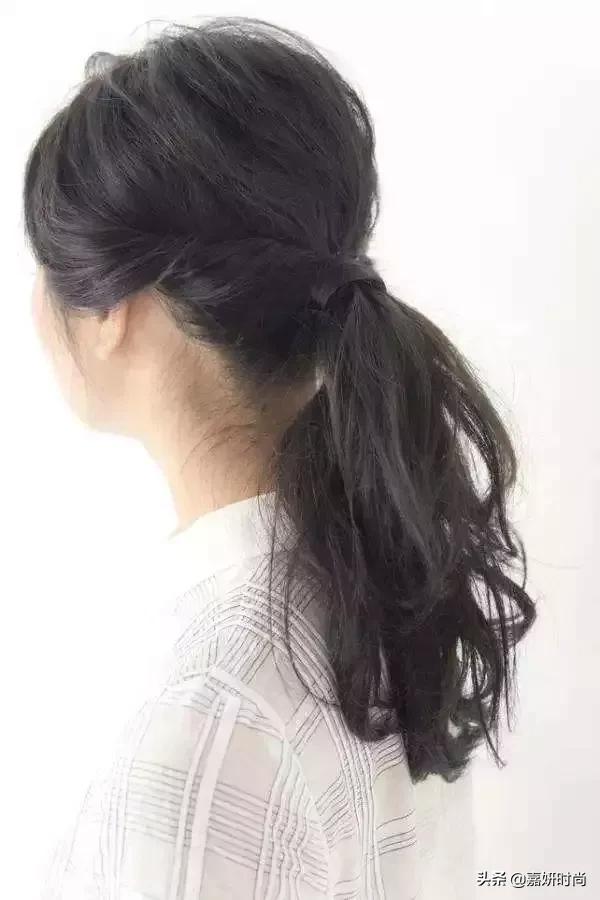 长头发的女生怎样绑头发才有成熟的样子呢?