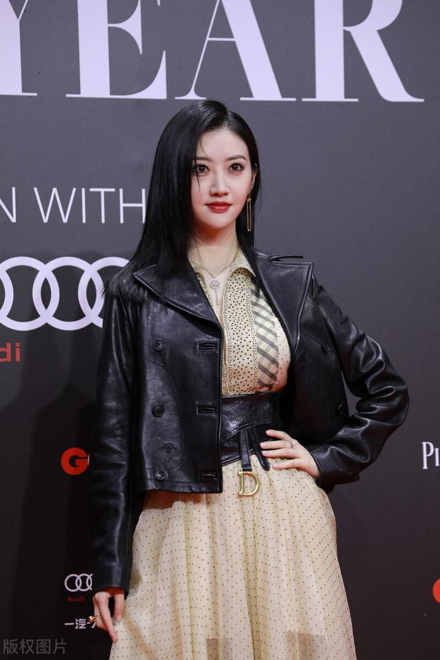 黑色西装皮衣配什么样的裙子好看?