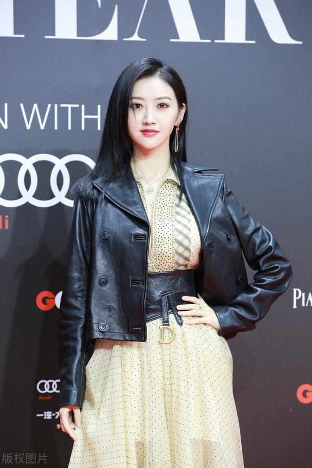 黑色西装皮衣配什么样的裙子好看?