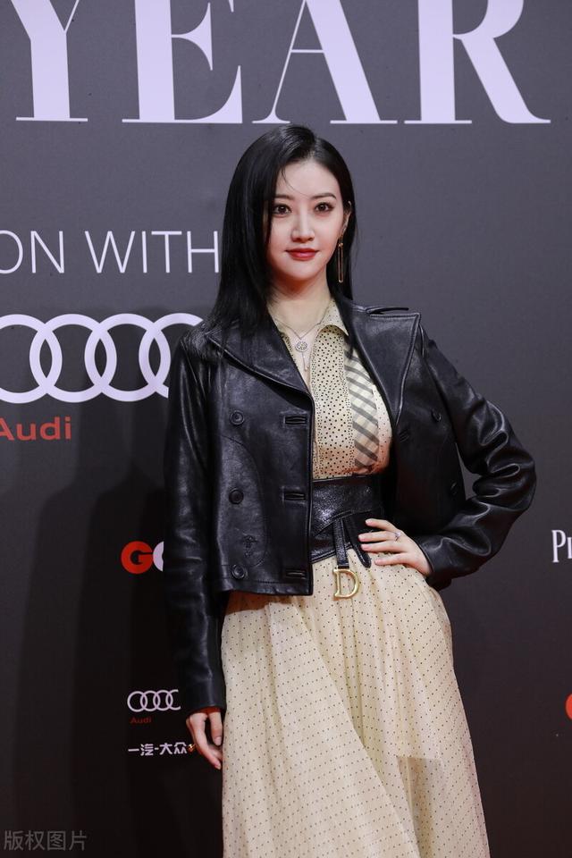 黑色西装皮衣配什么样的裙子好看?