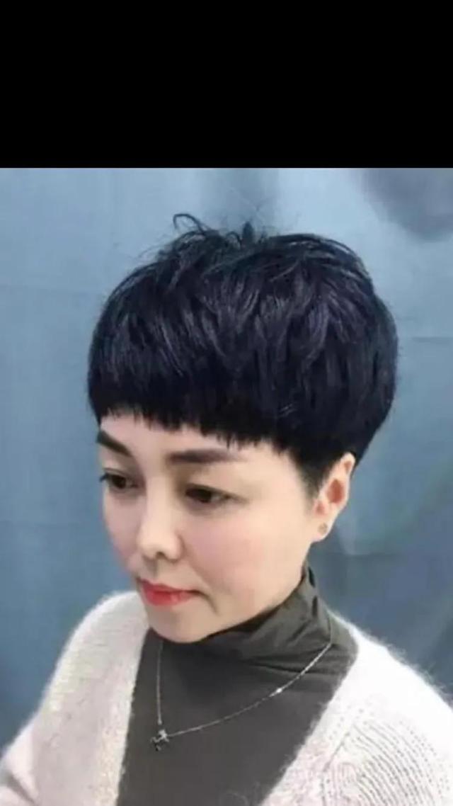 50岁的女性,头发少留什么发型好看?