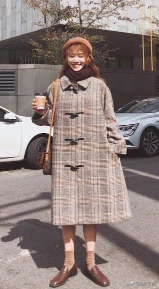 皮肤比较黄、身高体重标准的女生,适合穿哪种大衣?