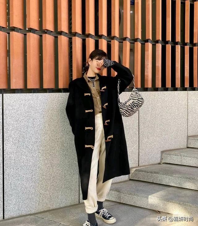 皮肤比较黄、身高体重标准的女生,适合穿哪种大衣?