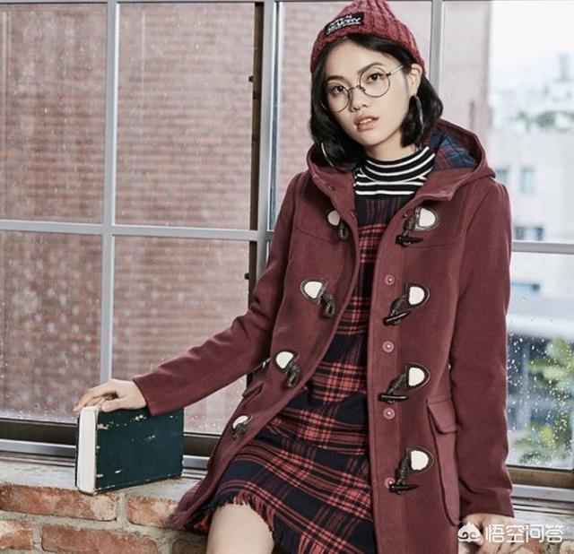 皮肤比较黄、身高体重标准的女生,适合穿哪种大衣?