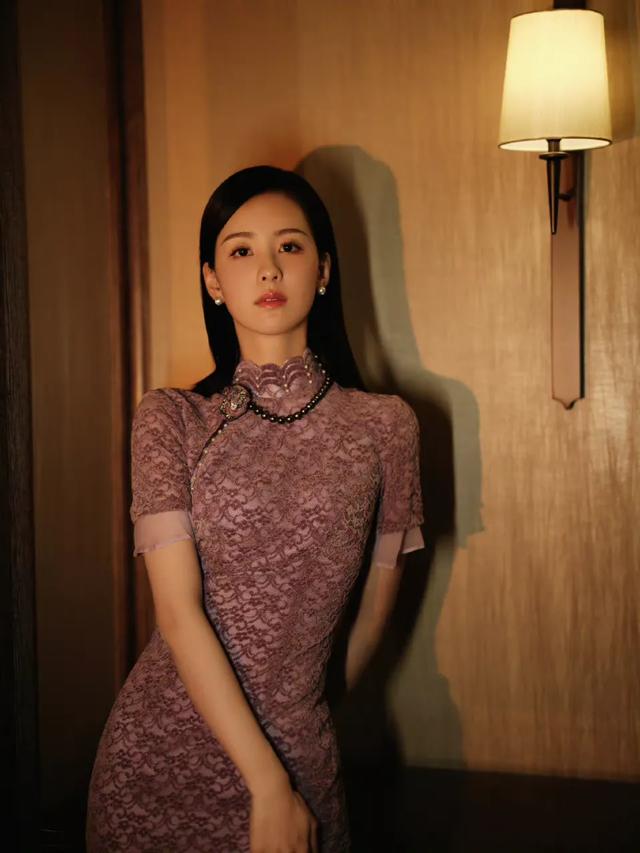 50岁的女人,穿什么样的旗袍好看?