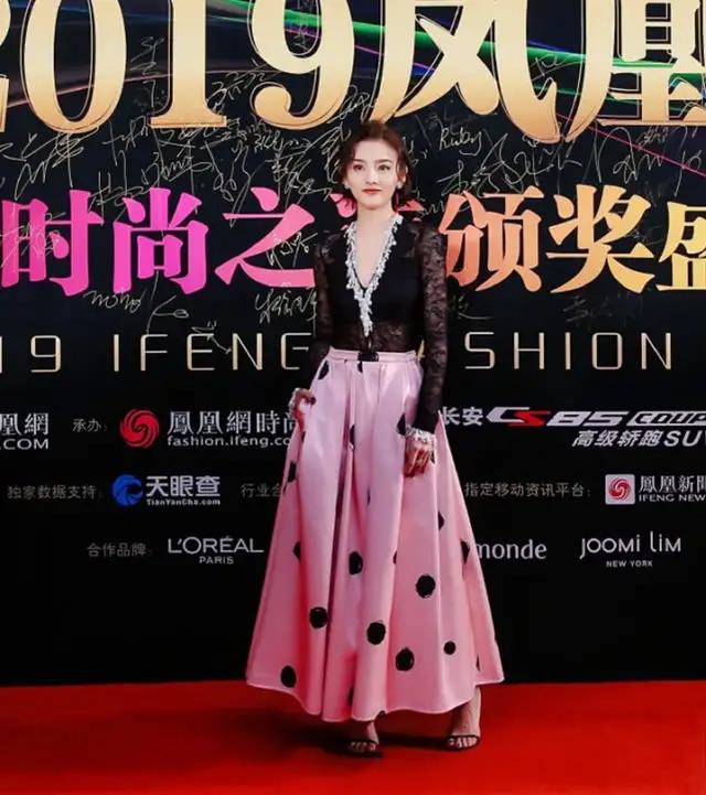 你会怎么搭配波点设计元素?