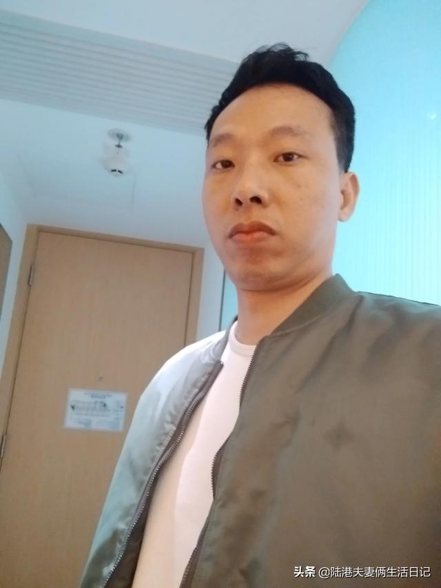 墨绿色和军绿色这两种颜色的棉衣哪个更适合皮肤暗黄的女生?为什么?