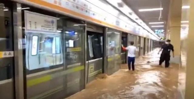 地铁在地下,那为什么下大暴雨时,里面不会被灌满呢?
