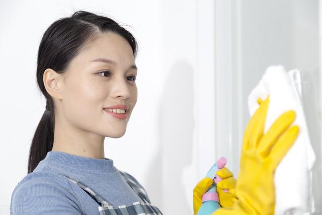 我是一个保姆,雇主邻居总是趁雇主不在家找我帮忙,我能拒绝吗?