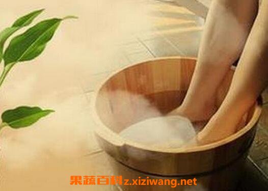 用盐水泡脚的好处有哪些