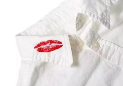 衣服沾上了化妆品怎么办,衣服上的口红印怎么清洗