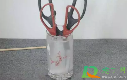 剪刀太紧了怎么让它松一点