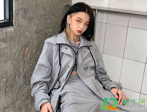 黑色适合挂耳染什么颜色