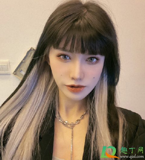 黑色适合挂耳染什么颜色
