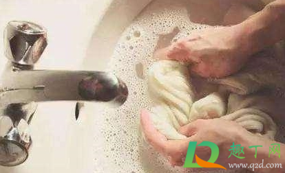 为什么短袖背后全是黑点点