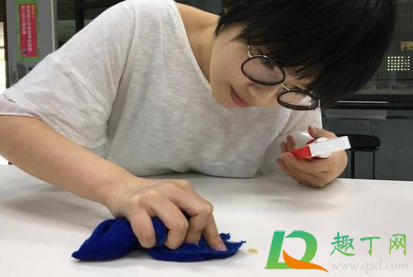 白色办公桌脏了用什么擦