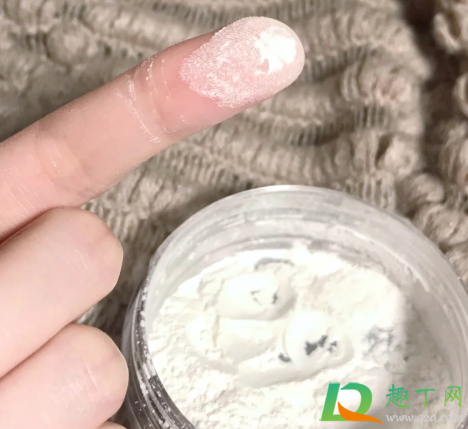 防晒霜抹在脸上太油了怎么办 防晒加散粉算化妆吗