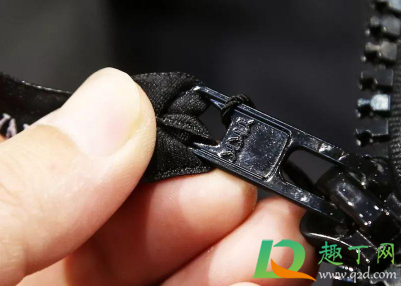 拉链头滑出来了怎么上回去