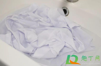 衣服的黄点用苏打粉和什么清洗