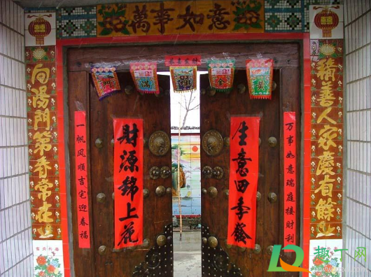 贴春联先贴大门还是小门