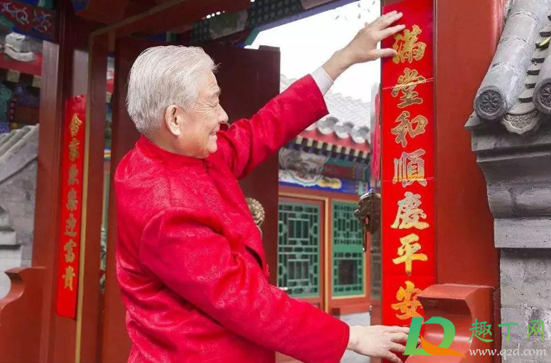 贴春联先贴大门还是小门