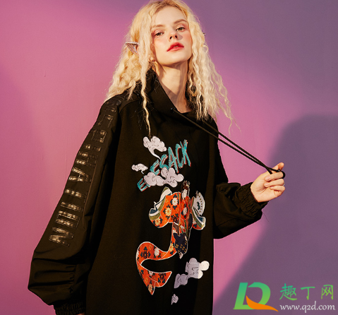 卫衣勒脖往后跑是买小了吗
