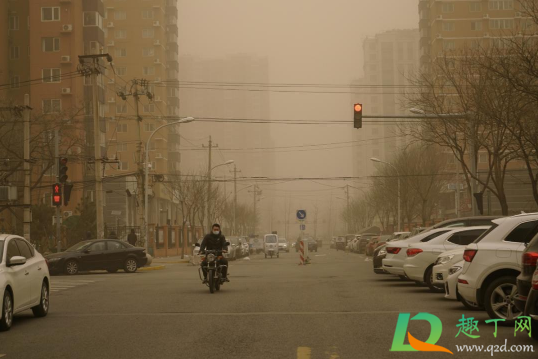 沙尘暴开车开什么灯