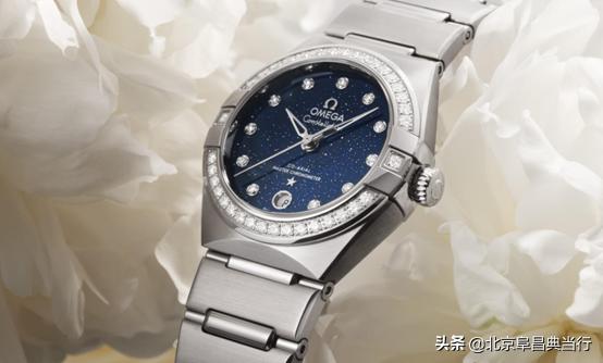 欧米茄的星座手表和卡地亚蓝气球女生买哪个比较好啊?