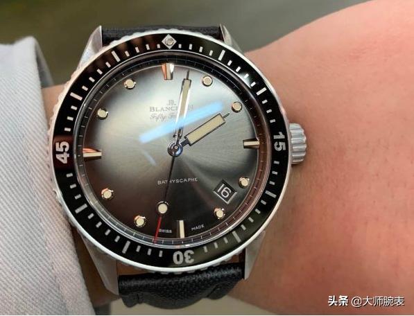 微距拍摄下,宝珀五十寻和劳力士水鬼谁更值得选择?
