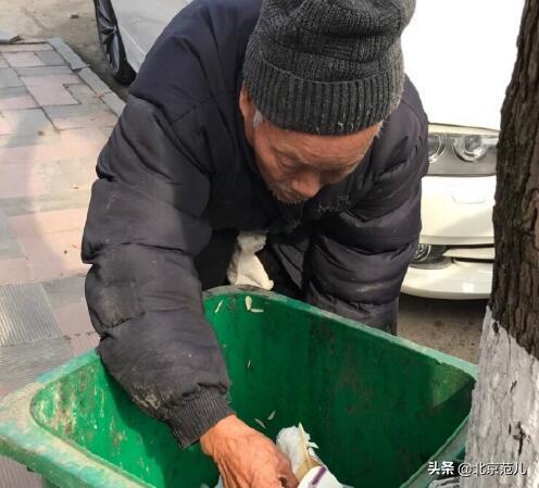 为什么很多小区老人喜欢翻垃圾?