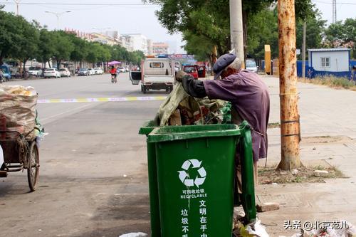 为什么很多小区老人喜欢翻垃圾?