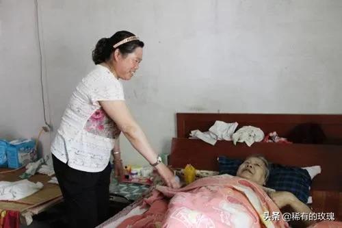 医院里好多中老年病人的陪护都是老伴,为什么儿女陪护的少见?
